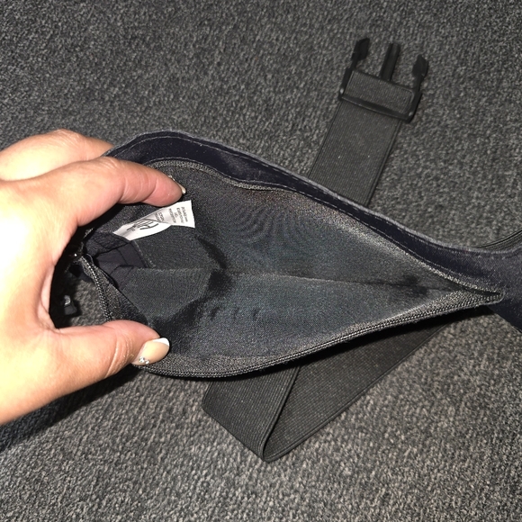 Peloton belt bag for phone and keys Super spacious In excellent condition - Picture 4 of 4